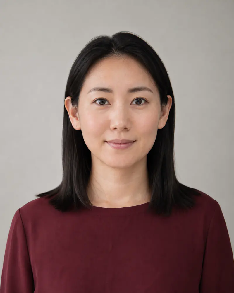 East Asian woman without eyewear before a virtual cat-eye sunglasses try-on
