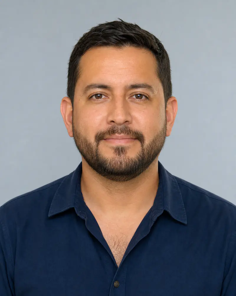 Latino man without eyewear before a virtual wayfarer-style sunglasses try-on